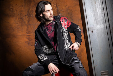 Original Sinners / Non si tratta di andare sul sicuro. La collezione Original Sinner rappresenta uno streetwear d'ispirazione rock e biker: grezzo, ribelle e autentico. Palette di colori scuri e slavati, effetti "used" ed estetica tattoo definiscono un linguaggio visivo chiaro. Teschi, ali, croci e iconografia gotica incontrano una grafica di ispirazione vintage; ogni pezzo &egrave; uno statement dal forte valore identitario.Design elaborati, dalle stampe frontali a quelle "all-over", si fondono con ricami, patch e superfici materiche. Allacciature, nastri, bordi a taglio vivo e dettagli destroyed aggiungono profondit&agrave; e carattere, mentre gli effetti tie-dye e acid-wash creano una patina distintiva. Le silhouette sono collaudate e tagliate con precisione: T-shirt e longsleeve avvitate, insieme a capi per il layering come felpe con cappuccio, giacche zippate e gilet. Per la donna, tagli sciancrati con sottili accenti femminili; per l'uomo, volumi maschili che definiscono il corpo. Fit classici, perfezionati per un tocco moderno.Original Sinner &egrave; rockwear di carattere, senza compromessi nello stile, di alta qualit&agrave; nell'esecuzione e lontano dalle tendenze passeggere. &Egrave; per chi non ha bisogno di spiegare il proprio look: lo indossa e basta. Stili rock intramontabili, reinterpretati per l'oggi e fatti per la strada. Original Sinner: per chi non chiede scusa. / Scopri ora!