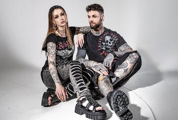 Original Sinners / Non si tratta di andare sul sicuro. La collezione Original Sinner rappresenta uno streetwear d'ispirazione rock e biker: grezzo, ribelle e autentico. Palette di colori scuri e slavati, effetti "used" ed estetica tattoo definiscono un linguaggio visivo chiaro. Teschi, ali, croci e iconografia gotica incontrano una grafica di ispirazione vintage; ogni pezzo &egrave; uno statement dal forte valore identitario.Design elaborati, dalle stampe frontali a quelle "all-over", si fondono con ricami, patch e superfici materiche. Allacciature, nastri, bordi a taglio vivo e dettagli destroyed aggiungono profondit&agrave; e carattere, mentre gli effetti tie-dye e acid-wash creano una patina distintiva. Le silhouette sono collaudate e tagliate con precisione: T-shirt e longsleeve avvitate, insieme a capi per il layering come felpe con cappuccio, giacche zippate e gilet. Per la donna, tagli sciancrati con sottili accenti femminili; per l'uomo, volumi maschili che definiscono il corpo. Fit classici, perfezionati per un tocco moderno.Original Sinner &egrave; rockwear di carattere, senza compromessi nello stile, di alta qualit&agrave; nell'esecuzione e lontano dalle tendenze passeggere. &Egrave; per chi non ha bisogno di spiegare il proprio look: lo indossa e basta. Stili rock intramontabili, reinterpretati per l'oggi e fatti per la strada. Original Sinner: per chi non chiede scusa. / Scopri ora!