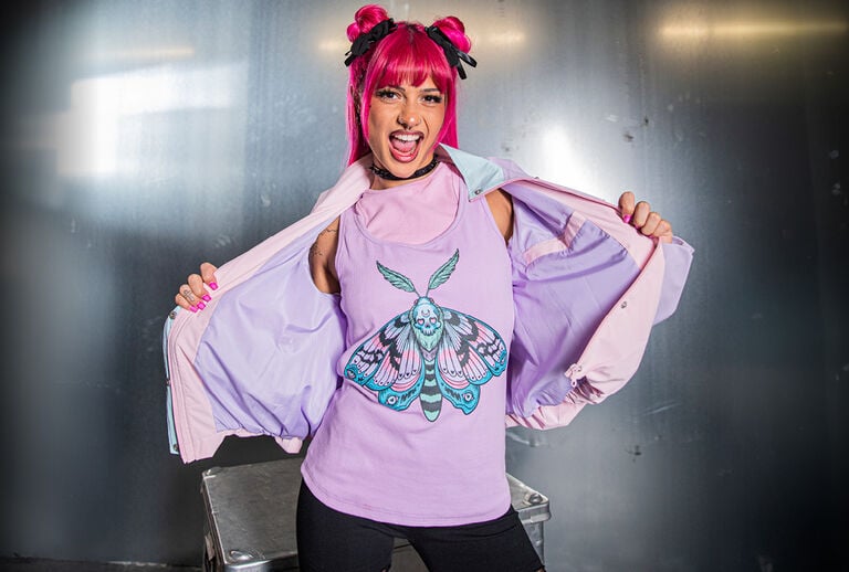 Creepy Pastels / Creepy Pastels combines delicate pastel shades, soft colour gradients and stripes with an eerily charming twist. Morbid moths, whimsical bunnies and detailed illustrations create an atmospheric blend of lightness and spooky vibes, carried by candy-coloured tones, playful silhouettes and graphic eye-catchers. The motto: creepy but gorgeous &ndash; colourful, quirky and subtly dark.Hoodies, cardigans, tops and layering pieces embrace this aesthetic, combining comfortable cuts with striking prints. The collection is aimed at anyone who loves the world of pastels but doesn&rsquo;t want to miss out on its darker side &ndash; a look that&rsquo;s somewhere between dreamy and strangely fascinating, soft in expression yet with shadows lurking in the background. / Scopri ora!