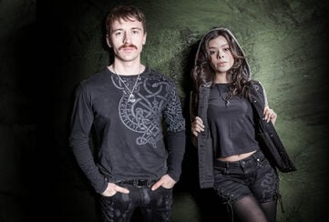 Celtic Snake / La collezione Black Premium by EMP &egrave; viscerale, potente e intrisa di simbolismo. Al suo cuore pulsa il serpente: un antico emblema di forza, trasformazione e invincibilit&agrave;. Insieme a trame che richiamano gli intrecci dei nodi celtici, d&agrave; vita a un look che non chiede permesso, ma impone la propria presenza.Abbiamo sviluppato stampe e ricami esclusivi, audaci e senza compromessi; la ricchezza dei dettagli rende ogni pezzo istantaneamente iconico. Finiture ricercate, come bottoni e terminali dei cordini dal design personalizzato, aggiungono il tocco finale, garantendo che ogni articolo sia un pezzo unico.Distinguiti. Segui la tua strada con la collezione Celtic Snake di Black Premium by EMP: creata per chi &egrave; indipendente. / Scopri ora!