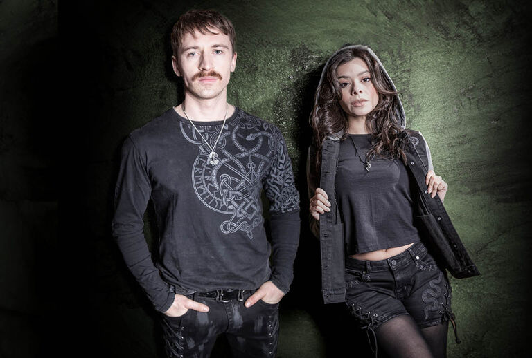 Celtic Snake / La collezione Black Premium by EMP &egrave; viscerale, potente e intrisa di simbolismo. Al suo cuore pulsa il serpente: un antico emblema di forza, trasformazione e invincibilit&agrave;. Insieme a trame che richiamano gli intrecci dei nodi celtici, d&agrave; vita a un look che non chiede permesso, ma impone la propria presenza.Abbiamo sviluppato stampe e ricami esclusivi, audaci e senza compromessi; la ricchezza dei dettagli rende ogni pezzo istantaneamente iconico. Finiture ricercate, come bottoni e terminali dei cordini dal design personalizzato, aggiungono il tocco finale, garantendo che ogni articolo sia un pezzo unico.Distinguiti. Segui la tua strada con la collezione Celtic Snake di Black Premium by EMP: creata per chi &egrave; indipendente. / Scopri ora!