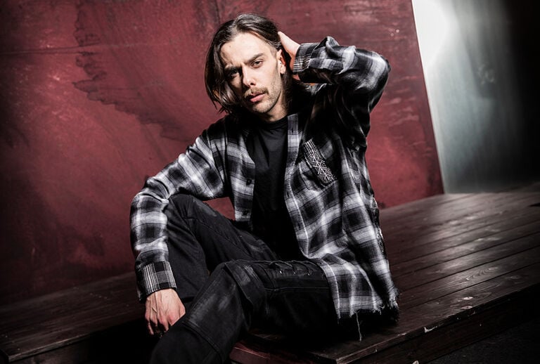 Pagan Roots / Questa collezione Pagan Roots attinge all'antico simbolismo: rune, cerchi di protezione e segni folcloristici che sembrano scolpiti nel legno rituale. I toni del nero e del rosso scuro, con lavaggi grezzi, richiamano la terra, le braci e le cerimonie notturne.Ogni capo porta visibilmente questo mondo simbolico sulla pelle &ndash; a volte come un simbolo su larga scala, altre come uno sfondo sottile che ricorda affreschi consumati dal tempo. I design appaiono come manufatti moderni nati da riti pagani e leggende popolari.I nuovi tagli oversize creano una silhouette potente, in bilico tra l&rsquo;abito rituale e lo streetwear. Abbigliamento che sembra avere le proprie radici profondamente ancorate in un suolo antico. / Scopri ora!