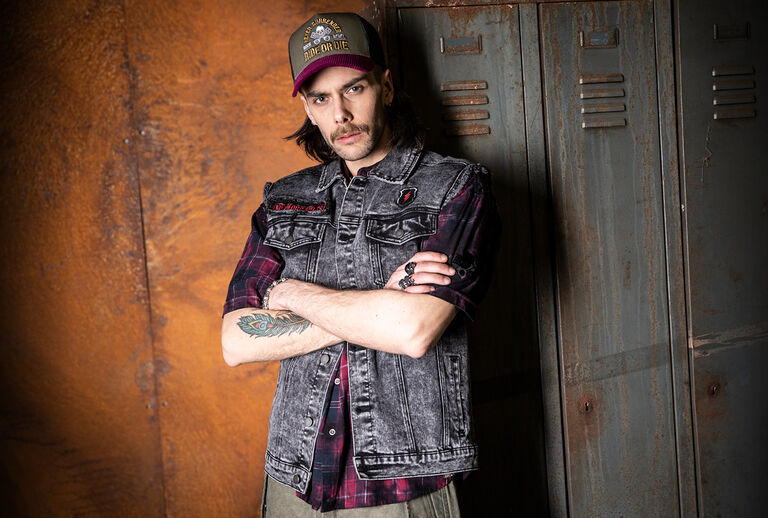 Free Spirit / La collezione Free Spirit infonde un fresco tocco vintage al tuo stile: un mix travolgente di estetica rockabilly e retr&ograve;, esaltato da audaci stampe animalier e una moderna finitura oil wash. Ogni look possiede un&rsquo;aura volutamente sbiadita, autentica e ribelle, pur rimanendo senza tempo.I motivi classici appaiono sotto una nuova luce, trasformandosi in dichiarazioni di stile rockabilly dall'attitudine casual. A completare la collezione troviamo pezzi selezionati come beach shorts, modelli puffer, cappellini trucker con visiera in velluto a coste e cinture coordinate, che catturano perfettamente lo spirito libero della linea.Il cuore della collezione &egrave; composto da camicie, T-shirt, top e leggings: tutti caratterizzati da un look e una sensazione vintage autentica, grazie al trattamento oil wash e alle stampe animalier che definiscono l'inconfondibile carattere retr&ograve; di questa serie. / Scopri ora!