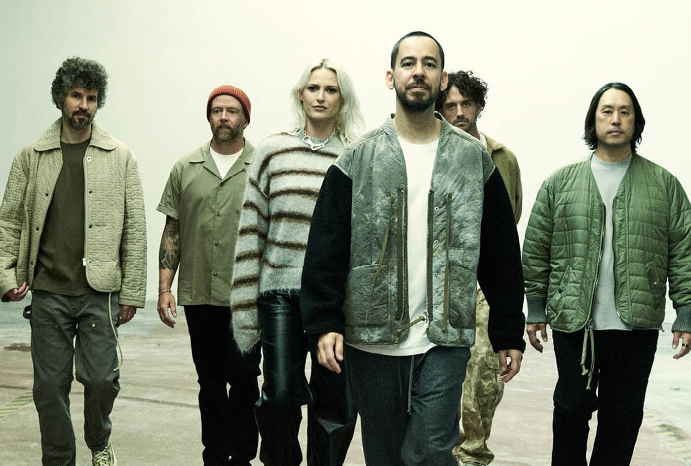I Linkin Park sono innegabilmente una delle rock band pi&ugrave; influenti degli ultimi decenni, con innumerevoli successi indimenticabili che hanno plasmato il panorama musicale moderno.Ora, sette anni dopo il loro ultimo album e la straziante perdita di Chester Bennington, sono tornati con il loro nuovo potente disco: From Zero.Non perdere questo grande momento: dai un'occhiata al nuovo album e scopri tutto il nuovo merch!