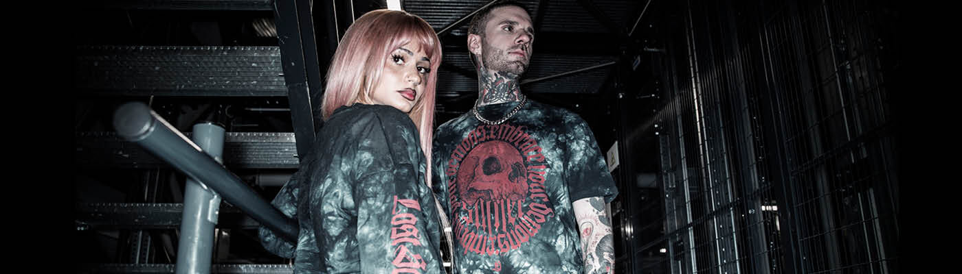 Lost Souls / Lost Souls combines youthful streetwear styles with a dark, modern aesthetic. Deep tie-dye washes in black and red meet raw-looking graphics and striking prints, lending each piece a mystical intensity.The collection features precise, contemporary cuts: T-shirts, hoodies, jumpers, cropped tops and joggers create urban silhouettes that look casual, modern and full of character. Textured details, patches and wash effects enhance the individual look. / Scopri ora!